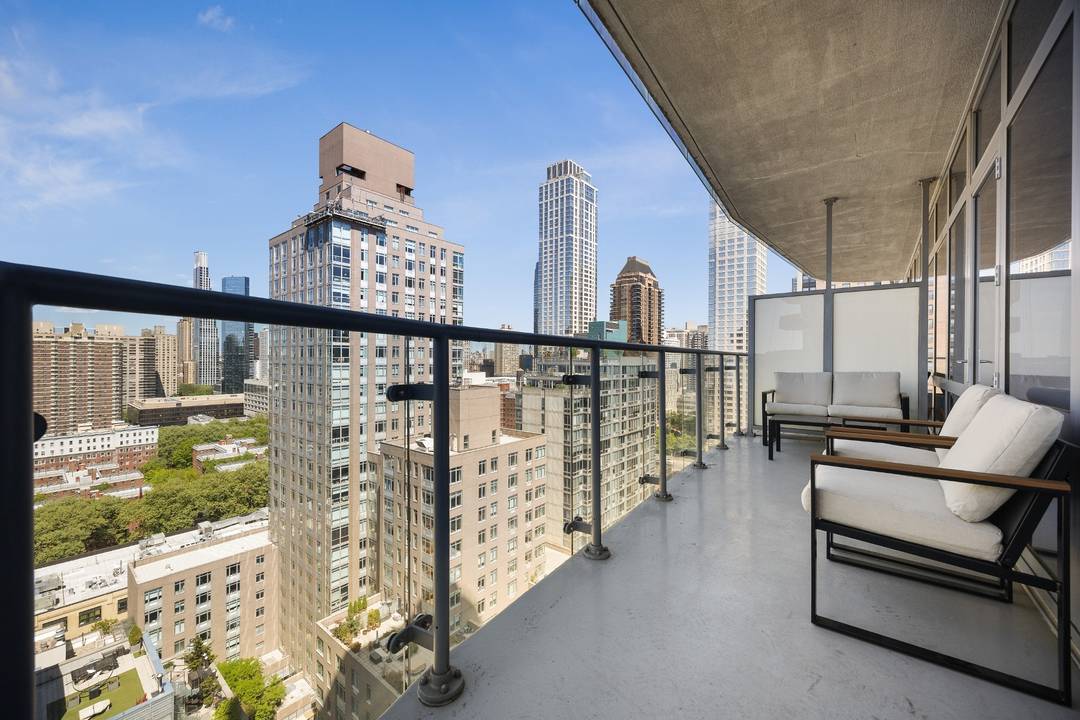 This spectacular one bedroom condominium residence is filled with natural light, highlighted by dramatic floor to ceiling windows that frame stunning skyline views over the Upper West Side, along with ...