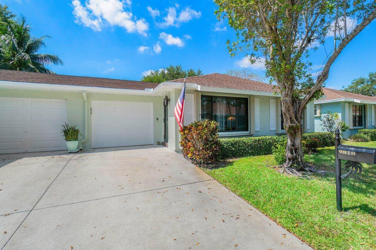 Just move in to this updated 2 2 villa in an Active Community.