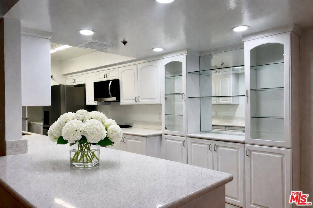 10390 WILSHIRE BLVD 1BR Westwood La