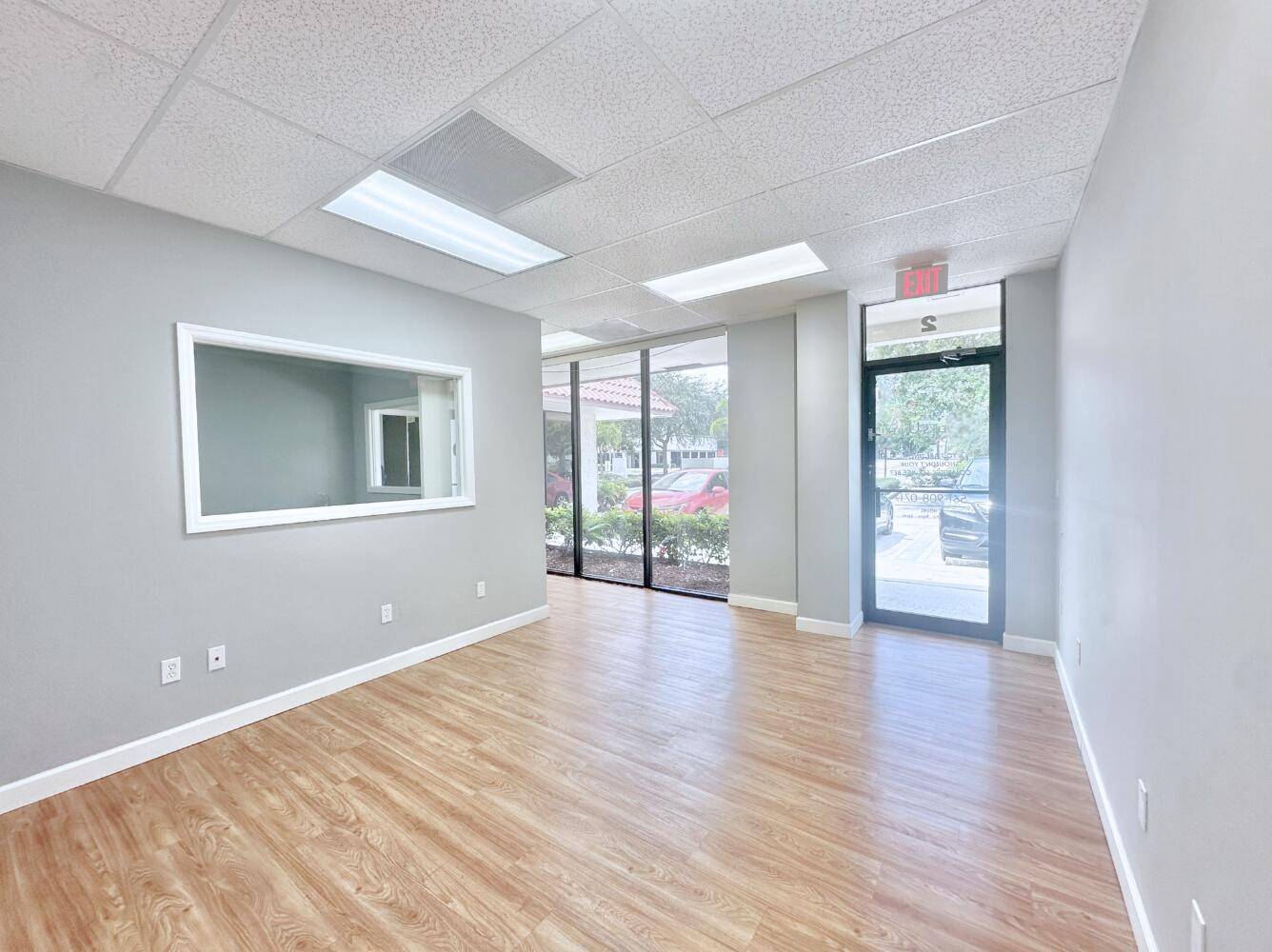 Professional ground floor walk in retail or office space !