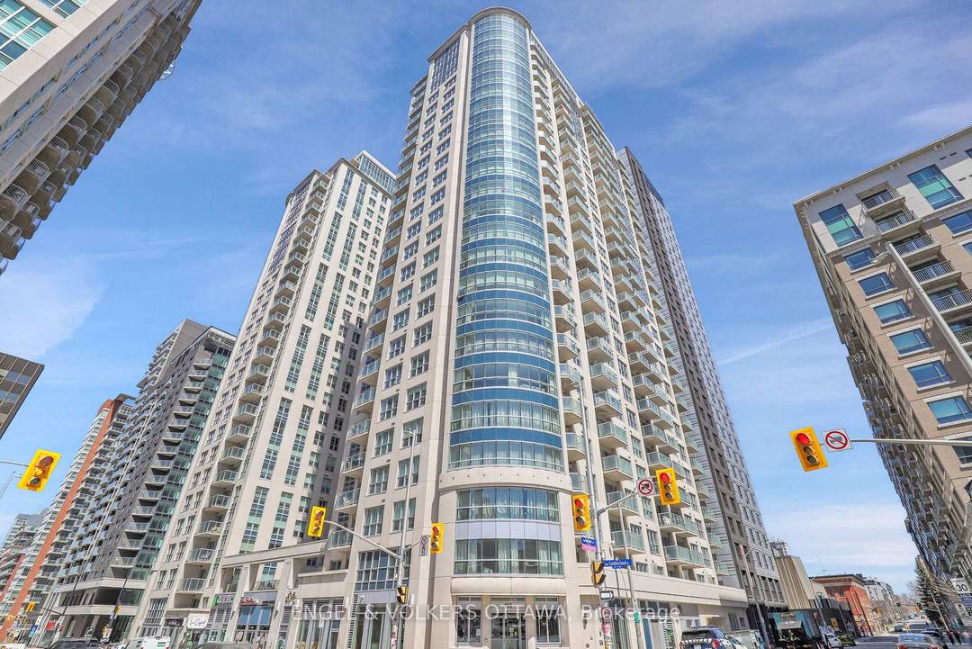 Fully Furnished ! Stylish downtown living awaits in this bright, open concept 2 bedroom plus den, 2 bath condo with floor to ceiling windows, a sleek kitchen featuring granite countertops ...