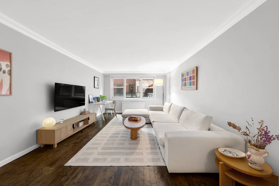 Welcome to 40 Clinton Street 3K, a generously sized one bedroom residence located in the prestigious Brooklyn Heights neighborhood.
