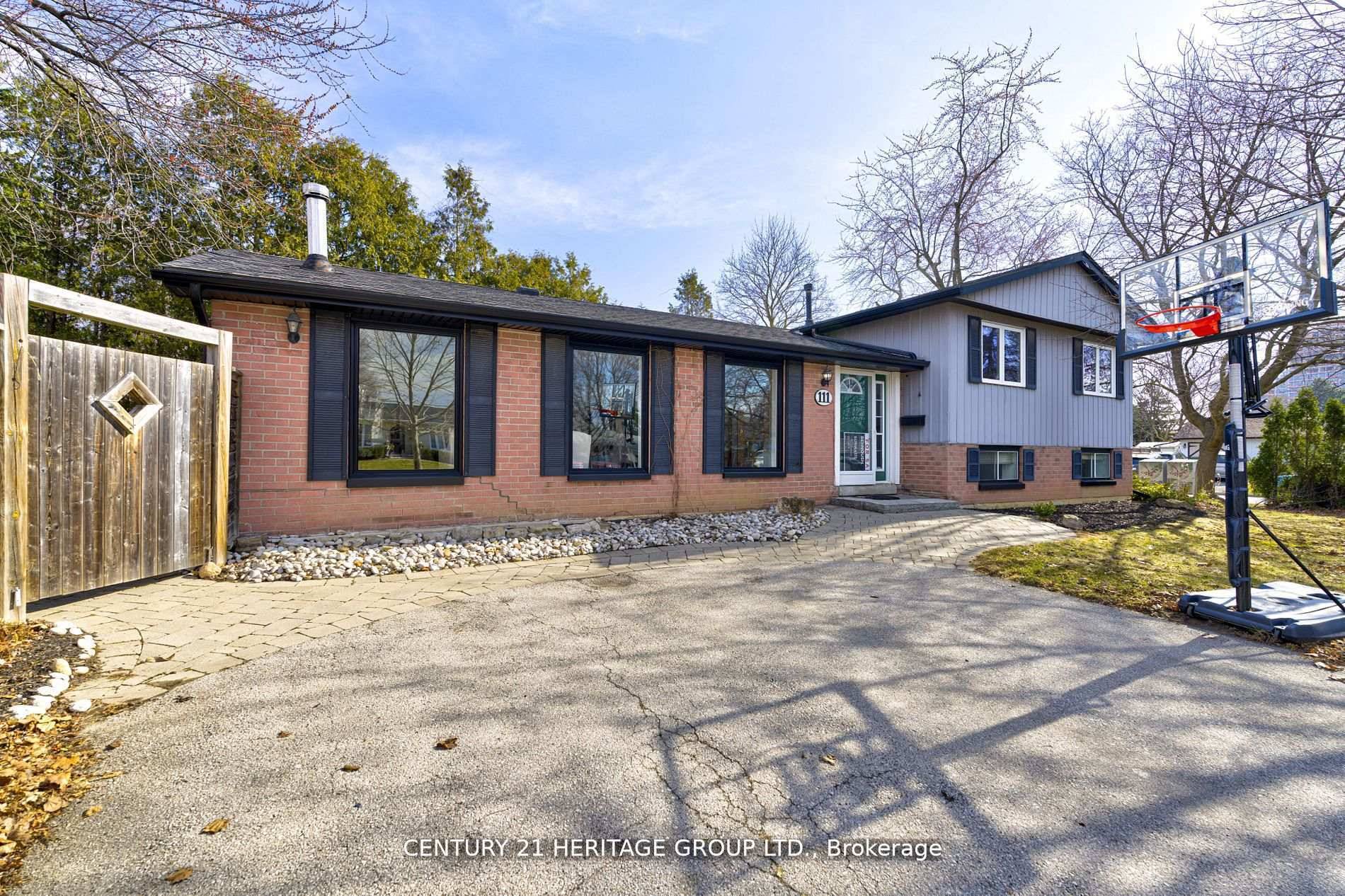 Bright 3 Bedroom Detached Home For Lease in Dorest Park !