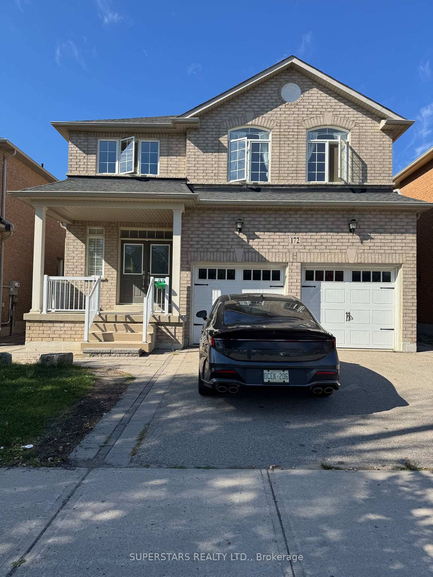 The spacious 4 1 detached home is ideally located in Aurora's sought after Bayview Wellington neighbourhood.