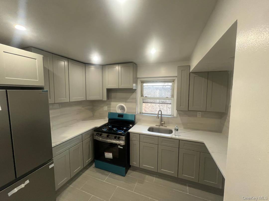 4 Bedroom Apartment available for Rent Spacious 4 bedroom apartment located at 547 Eldert Lane in a well maintained multi family home.