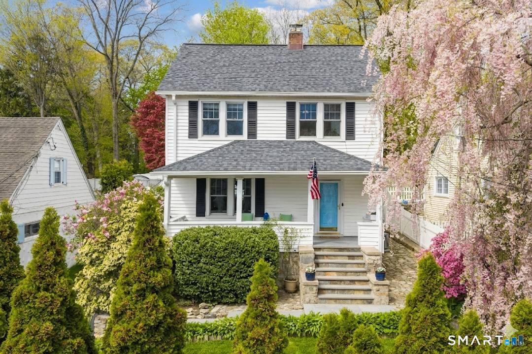 Location is everything ! Situated on a private lot with a patio and yard for entertaining, just steps from the Noroton Heights train station and Darien's vibrant new shopping districts, ...