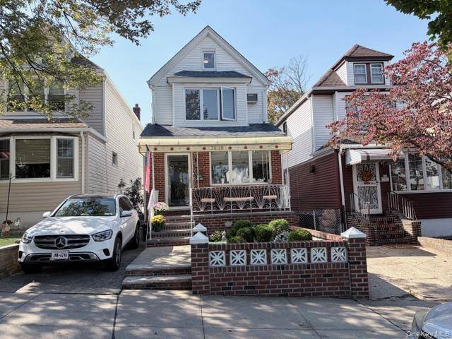 BEAUTIFUL DETACHED 1 FAMILY COLONIAL HOME IN THE HEART OF GLENDALE.