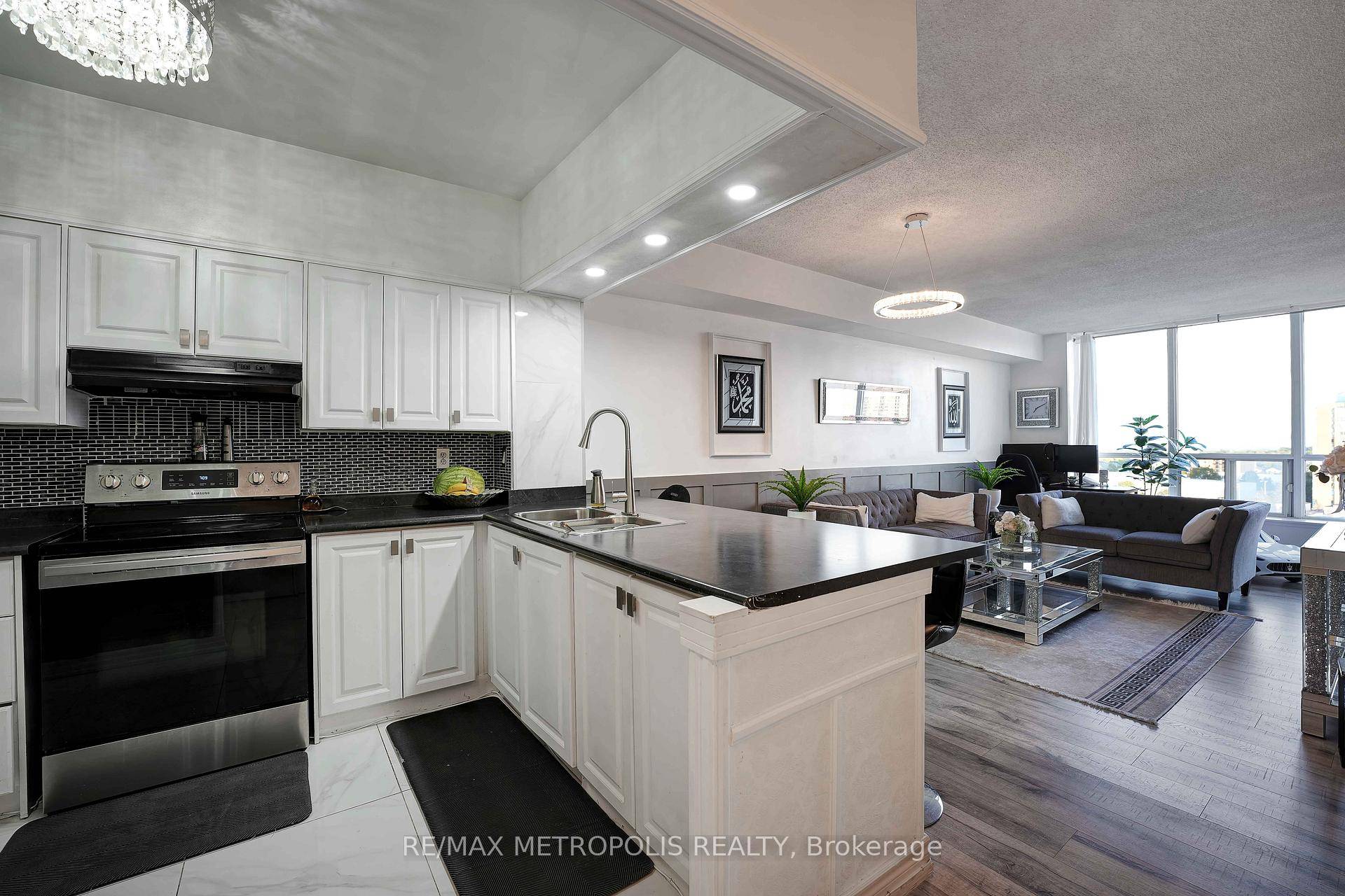 Nestled in a prime location, welcome to this bright and spacious 2 bedrooms and 2 bath situated in this iconic condo which features open concept kitchen with brand new laminate ...