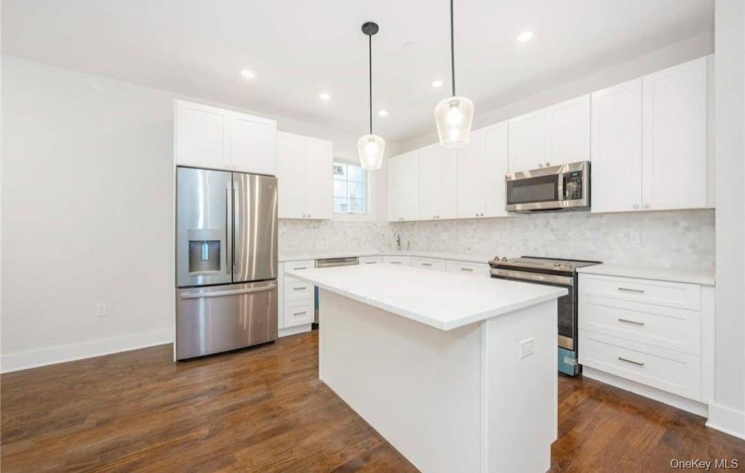 Newer 3 bedroom apartment with 2.