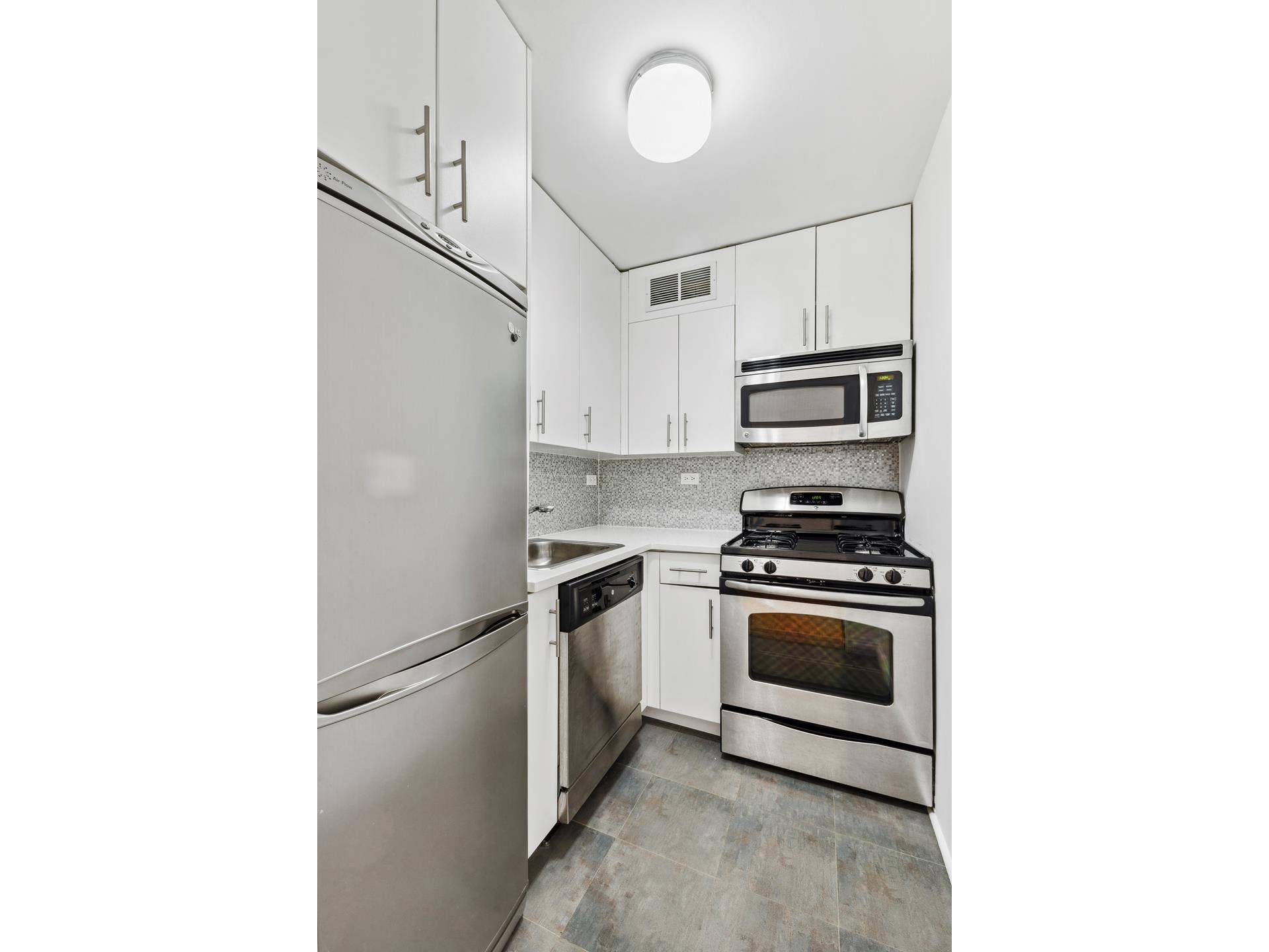 Located in Downtown Brooklyn and a block from Brooklyn Heights, this oversized studio is huge making this the perfect turn key property to call your home.