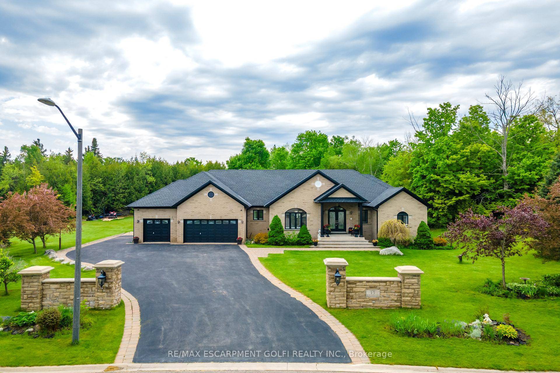 3100 Sq Ft Executive Bungalow on 3.