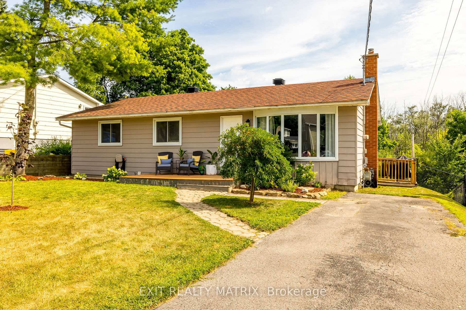 Welcome to 267 Ann Street, a beautifully maintained 3 1 bedroom, 2 bathroom home nestled on a spacious, private lot in one of Almontes most desirable and family friendly neighbourhoods.