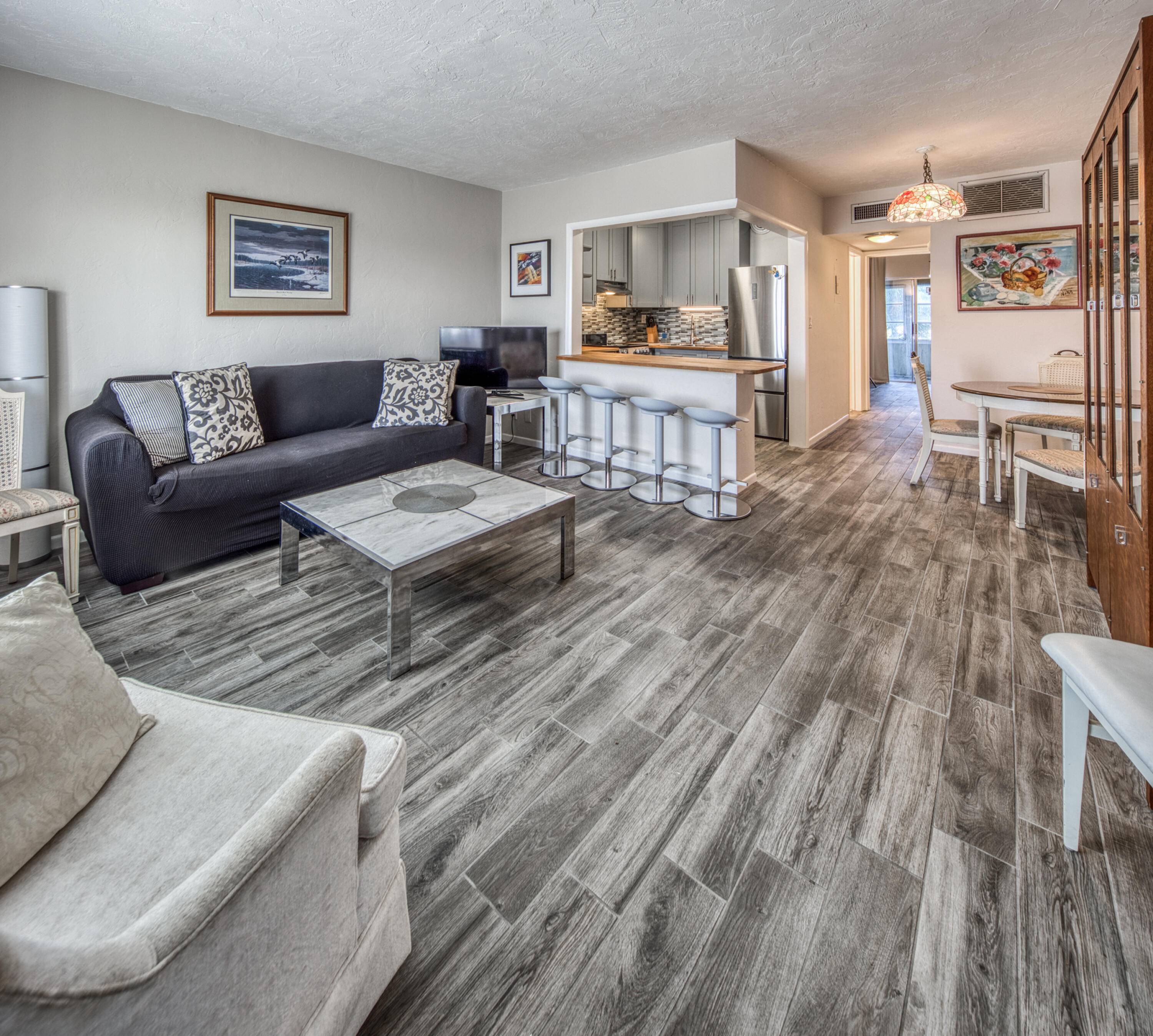 Very bright and cozy 1 bedroom, 1 bathroom apartment on the shores of Lake Osborne.