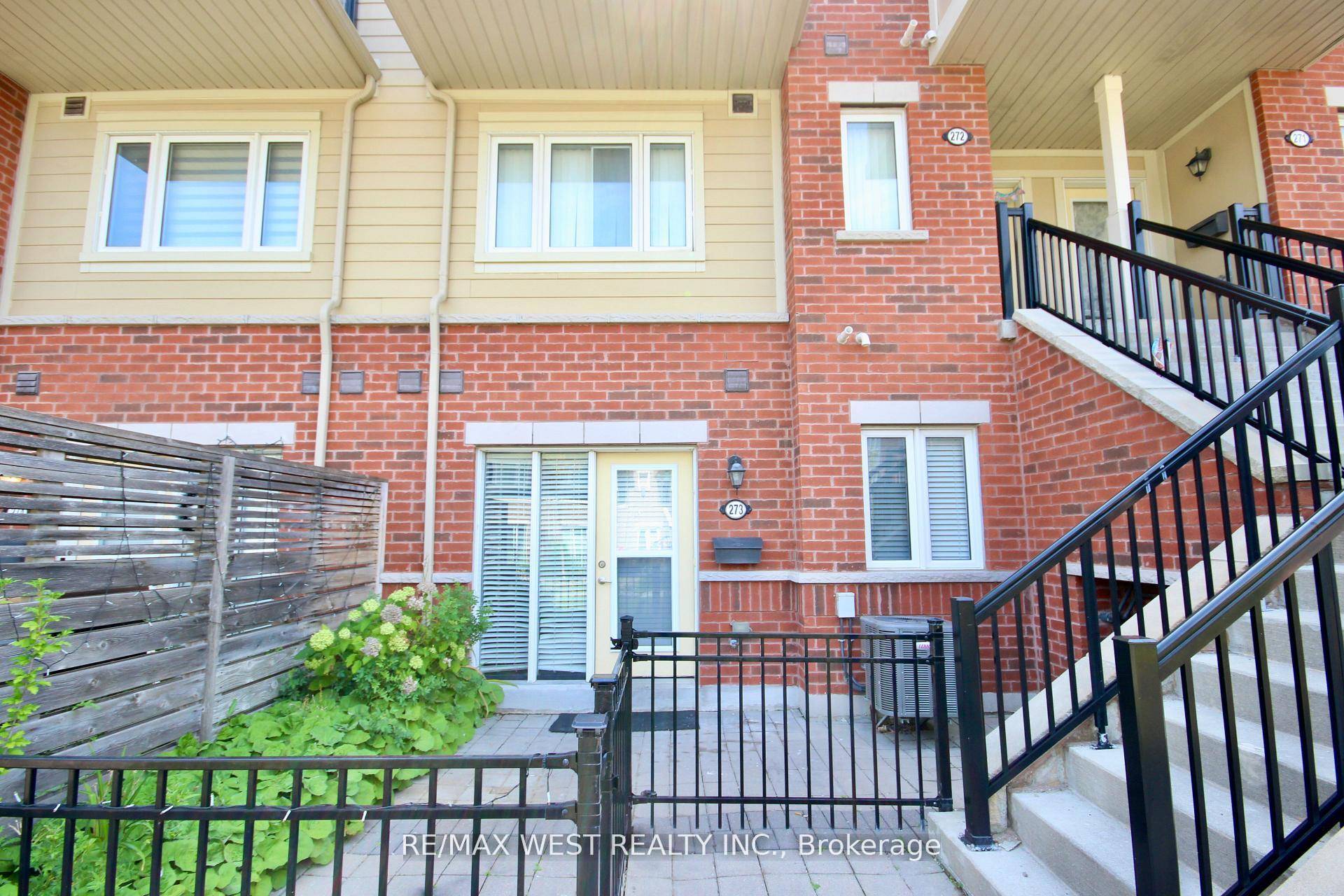 Welcome to this beautifully maintained 1 bedroom, 1 bathroom ground level stacked townhouse in Brampton's sought after Sandringham Wellington neighborhood.