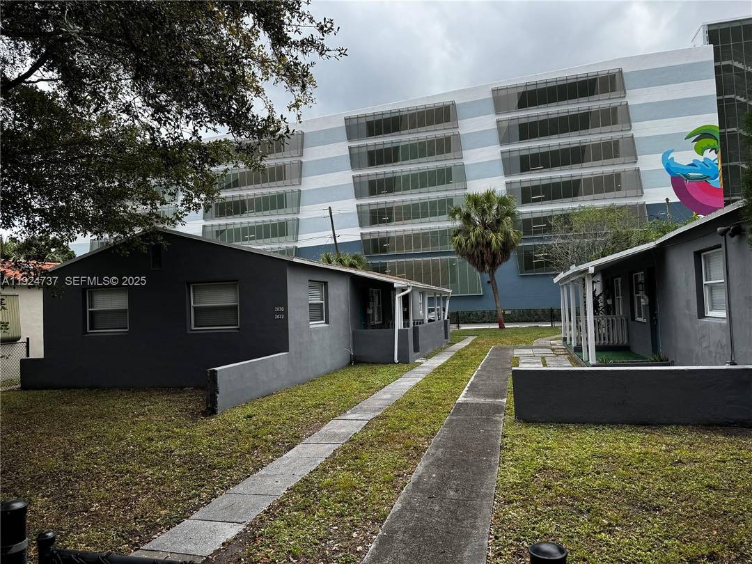INVESTOR'S DREAM FULLY OCCUPIED 2 UNITS ATTACHED, WITH STRONG RENTAL HISTORY VERY WELL MAINTAINED PRIME LOCATION CLOSE TO DOWNTOWN AND SHOPPING CENTER AND MAJOR HIGHWAYS.