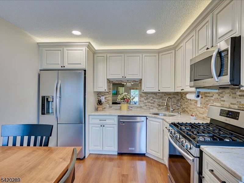 Absolutely Beautiful 3Bedrooms 2.