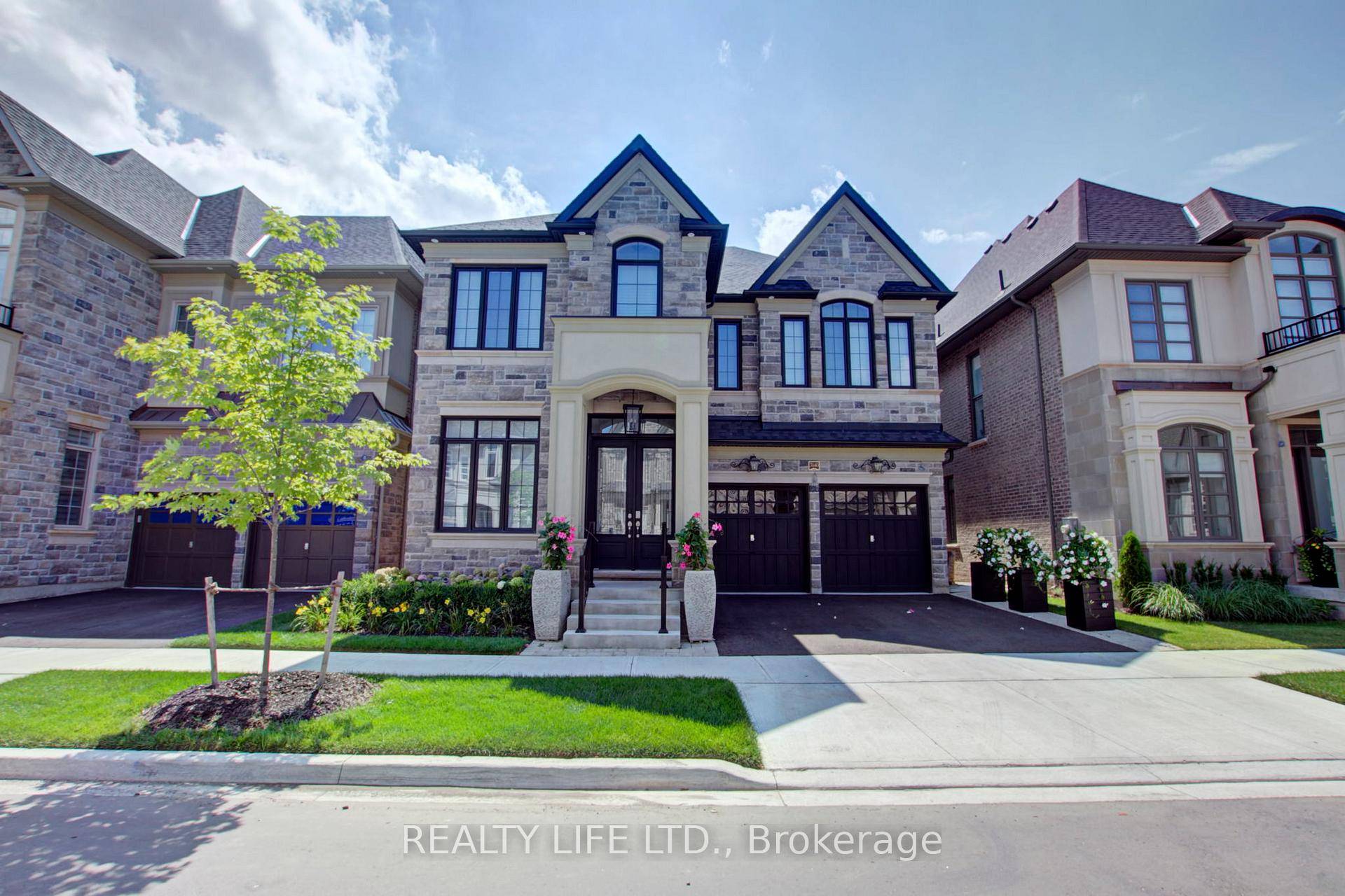 Luxurious 4 2 Bedroom 5 Bathroom Fernbrook Home Backing Onto Greenspace !
