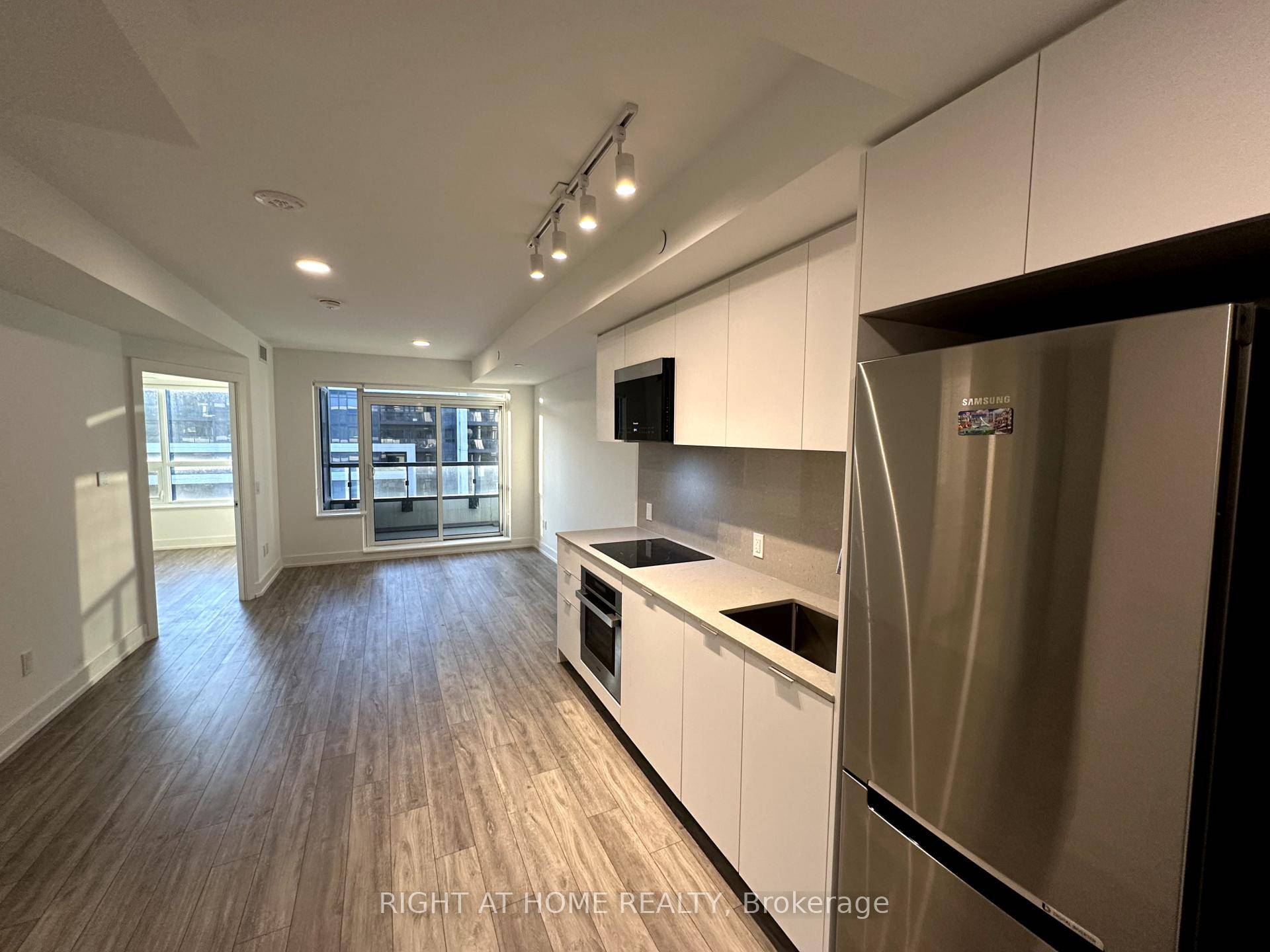 Location ! ! New 1 1 unit with 2 full Bathrooms.