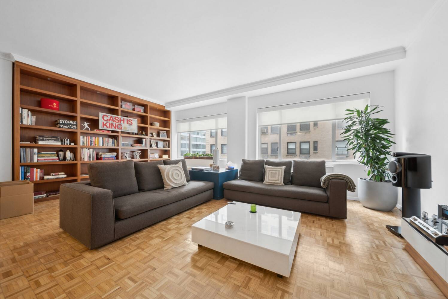 Welcome to Apartment 8D at 475 Park Avenue, a distinguished full service cooperative in the heart of Manhattan's most iconic avenue.