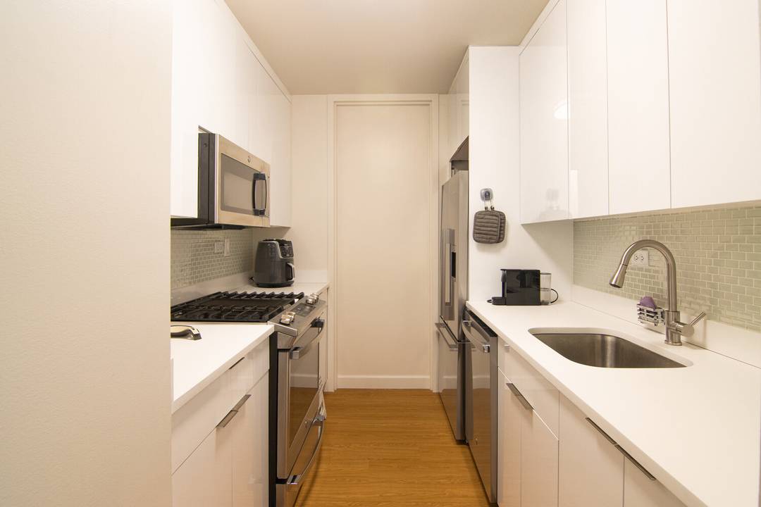 Southeast facing 3 Bedroom, 2 Bathroom with Floor to ceiling windows overlooking the East River The Residence Furnished In unit Washer and Dryer Enjoy breathtaking East River and Open City ...