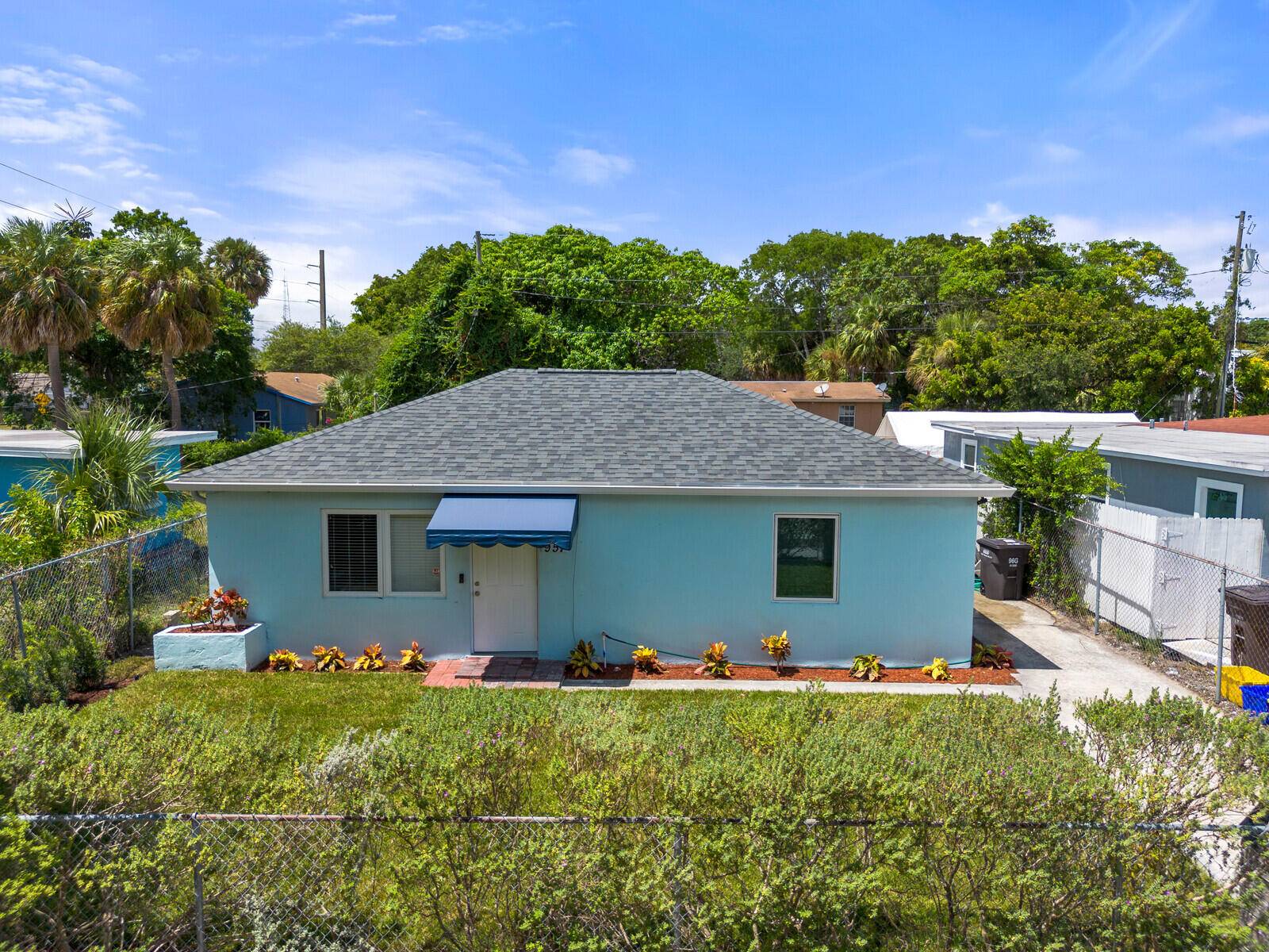 This charming 3 bedroom, 2 bathroom home in Northwood offers a versatile floor plan, so if you are looking for a home that can accommodate a parent or care giver ...