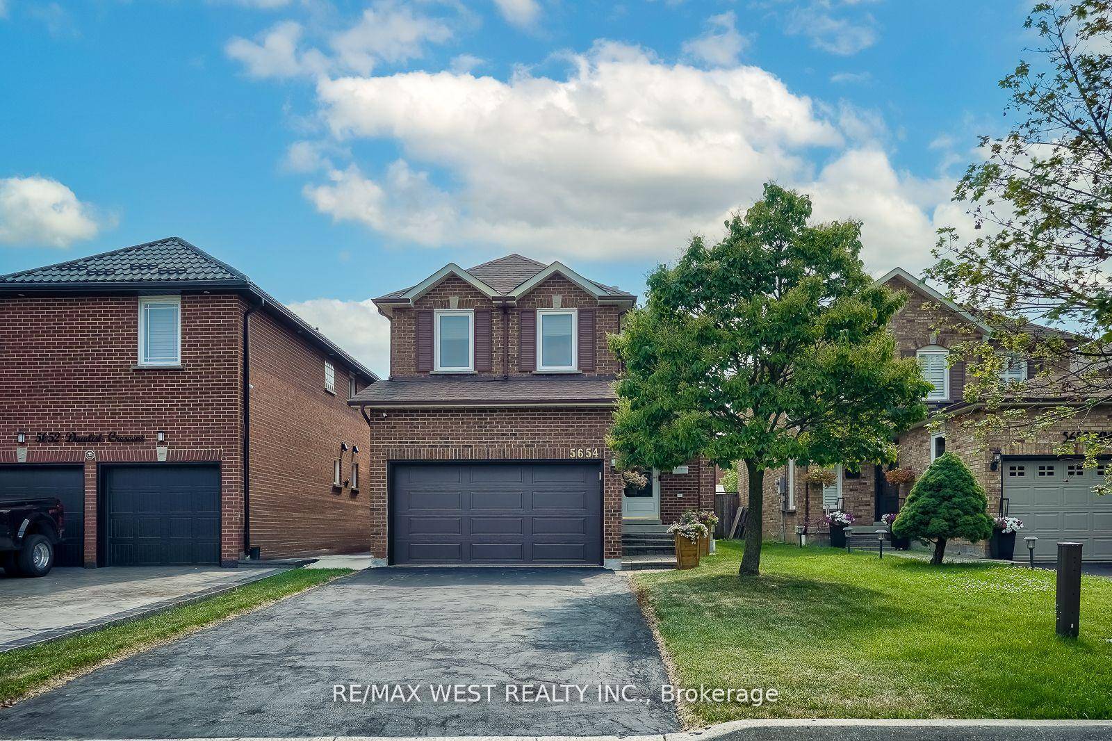Gorgeous and immaculately maintained 4 bedroom, 3 bathroom home in the highly sought after East Credit community.