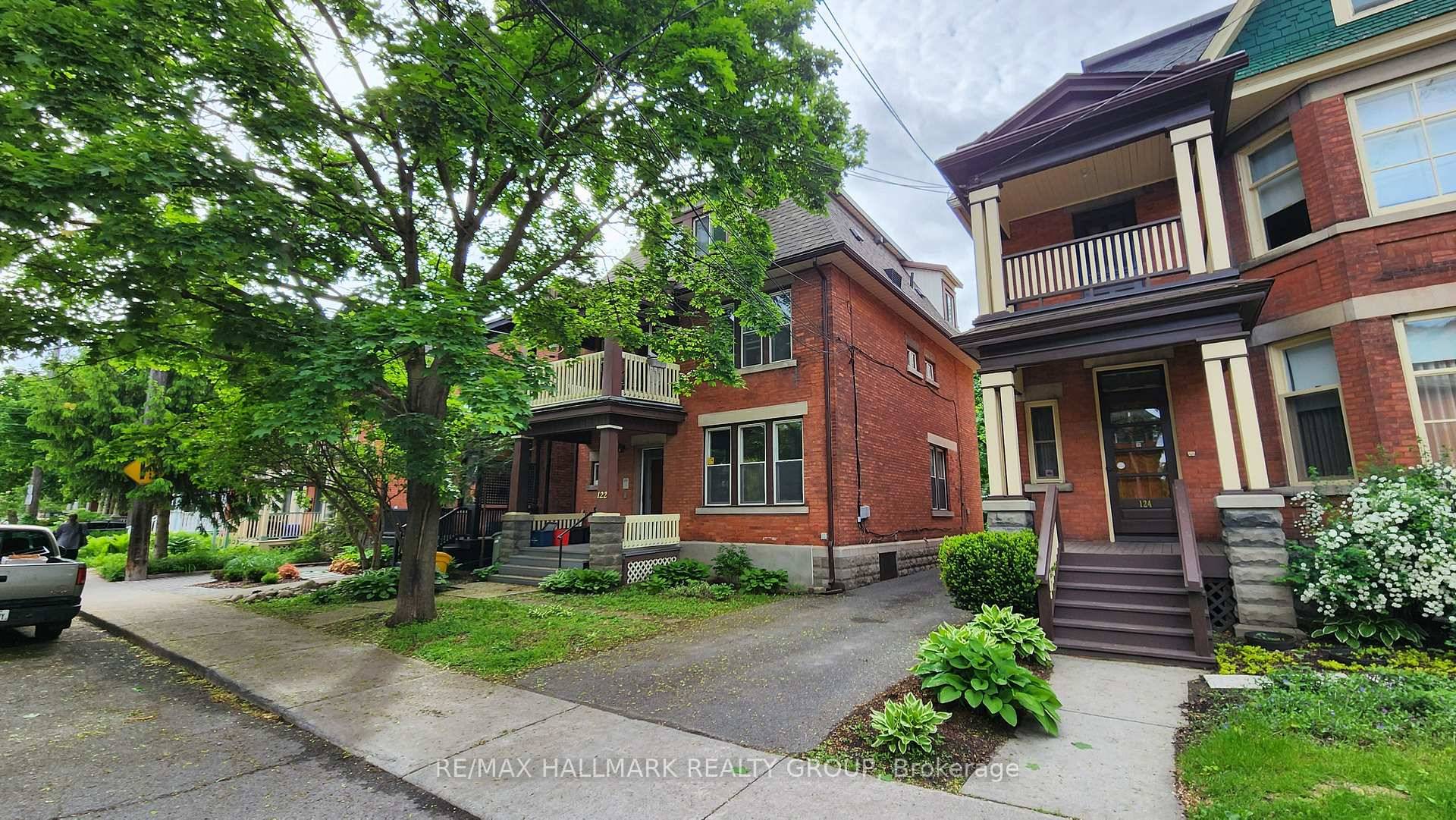 Third floor 2 bedroom apartment perched up at tree level in a classic red brick Glebe triplex.