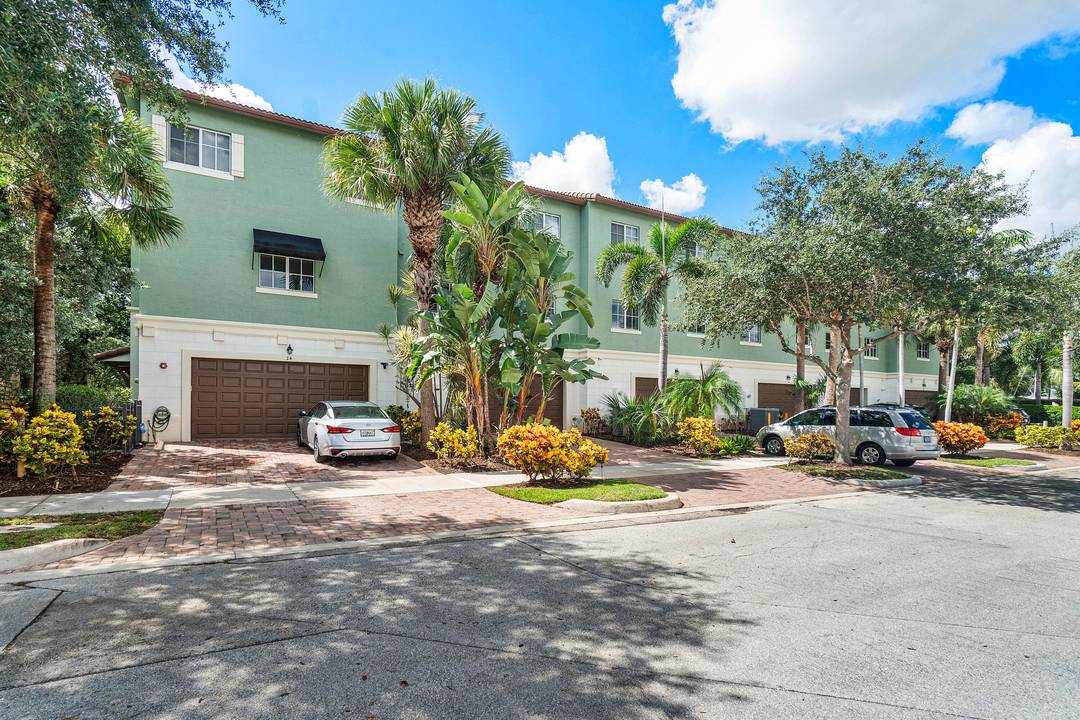 True DOWNTOWN Boca Raton Living in this Luxury Townhome built in 2013 !
