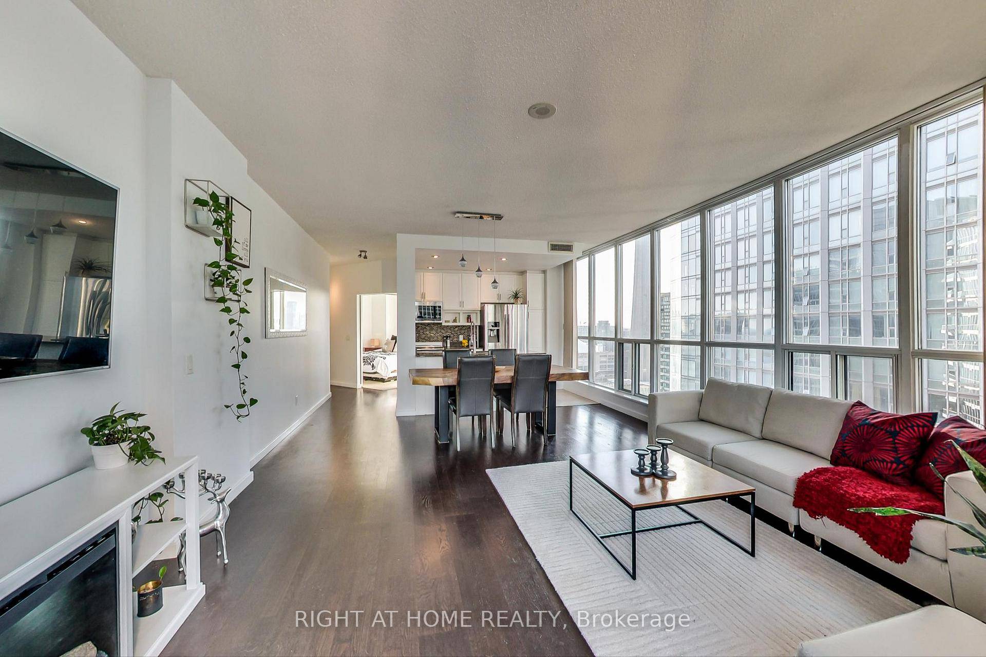 Spectacular Corner Suite W Soaring 9Ft Ceilings.