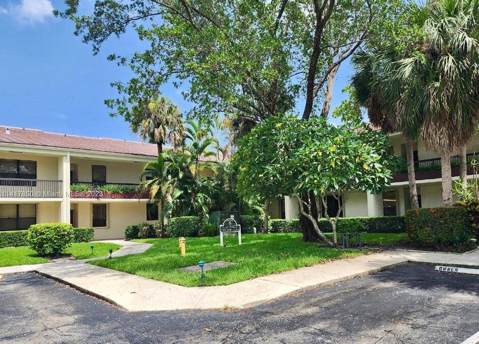 Welcome to this newly renovated 2 bedroom, 2 bathroom condo in the Lakes of Newport 6 community.