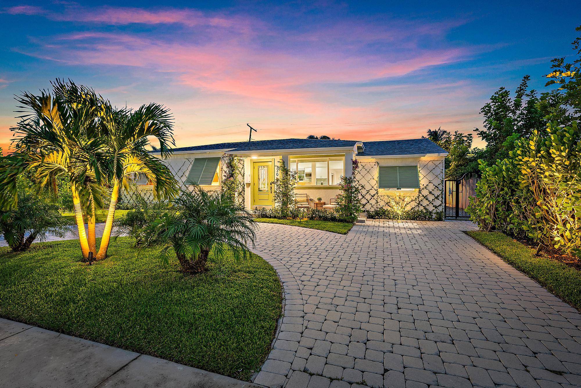 Welome to Casita SoSo, Fully Furnished Available November December, March April Located in West Palm Beach's highly desirable South of Southern ''SoSo'' neighborhood, this newly renovated single story home combines ...
