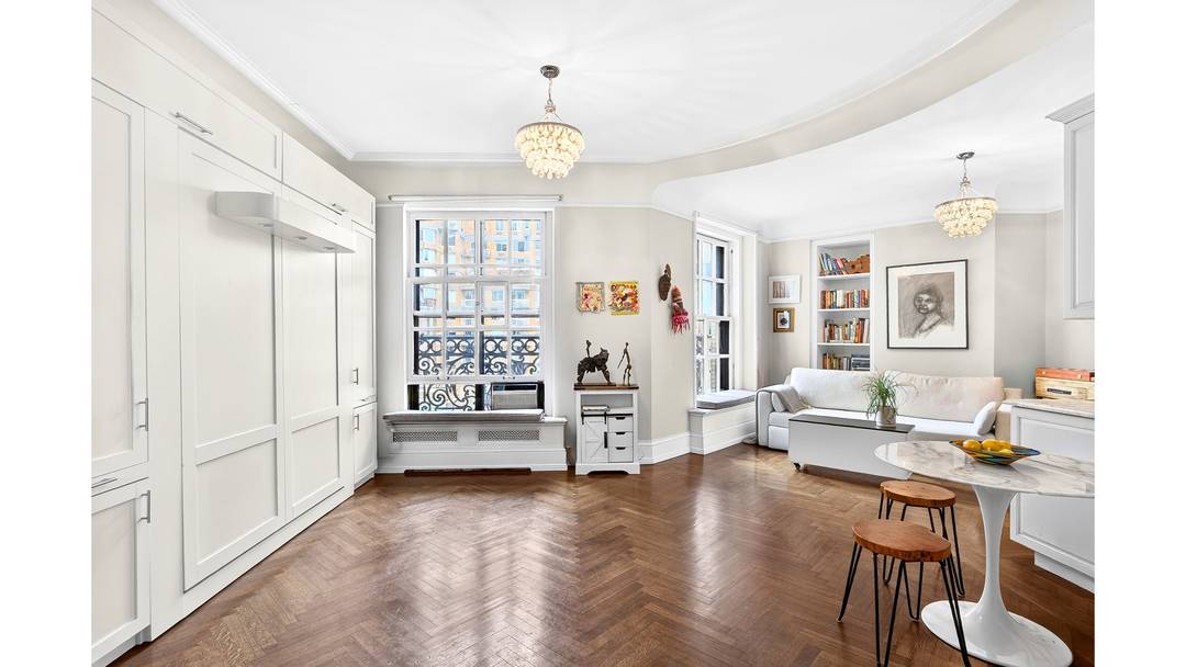 ALL OPEN HOUSES BY APPOINTMENT ONLY VIEW VIDEO FOR MORE INFORMATION This charming and sun flooded alcove studio has open south city views, soaring ceilings with beautiful moldings, and gorgeous ...