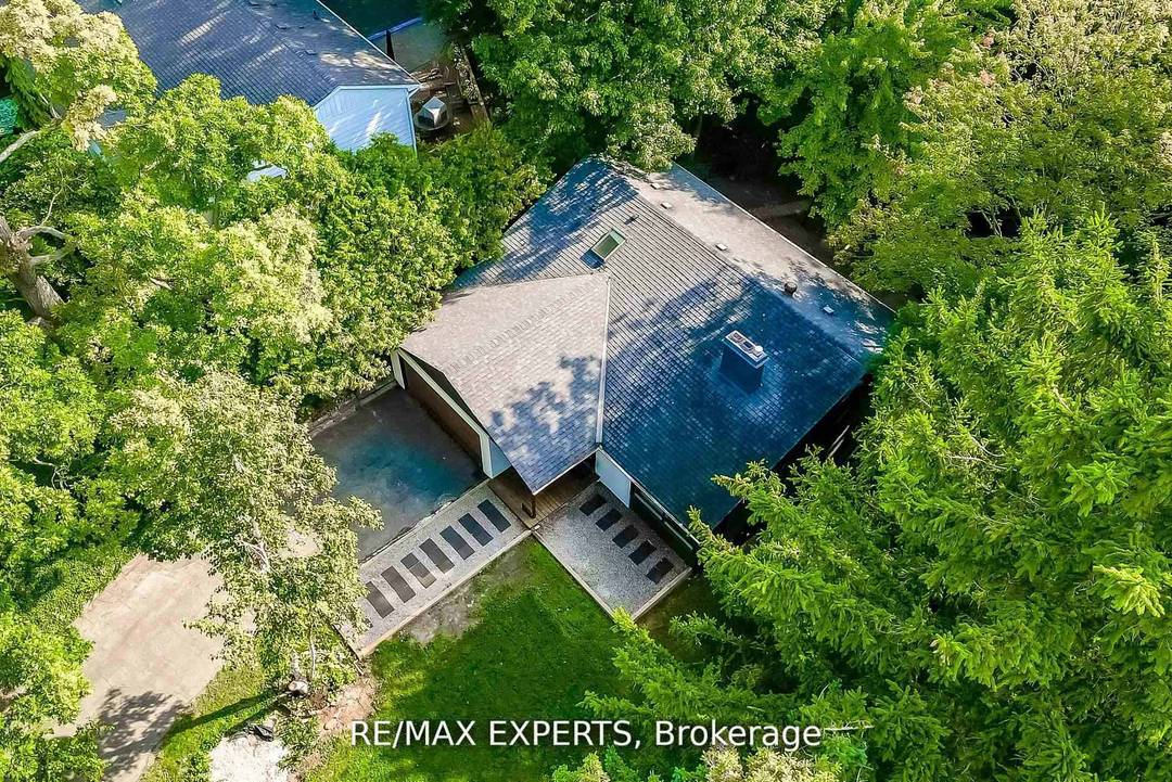 Welcome to Whiteoaks of Jalna, one of Lorne Park's most prestigious and private enclaves, surrounded by mature trees and nature.