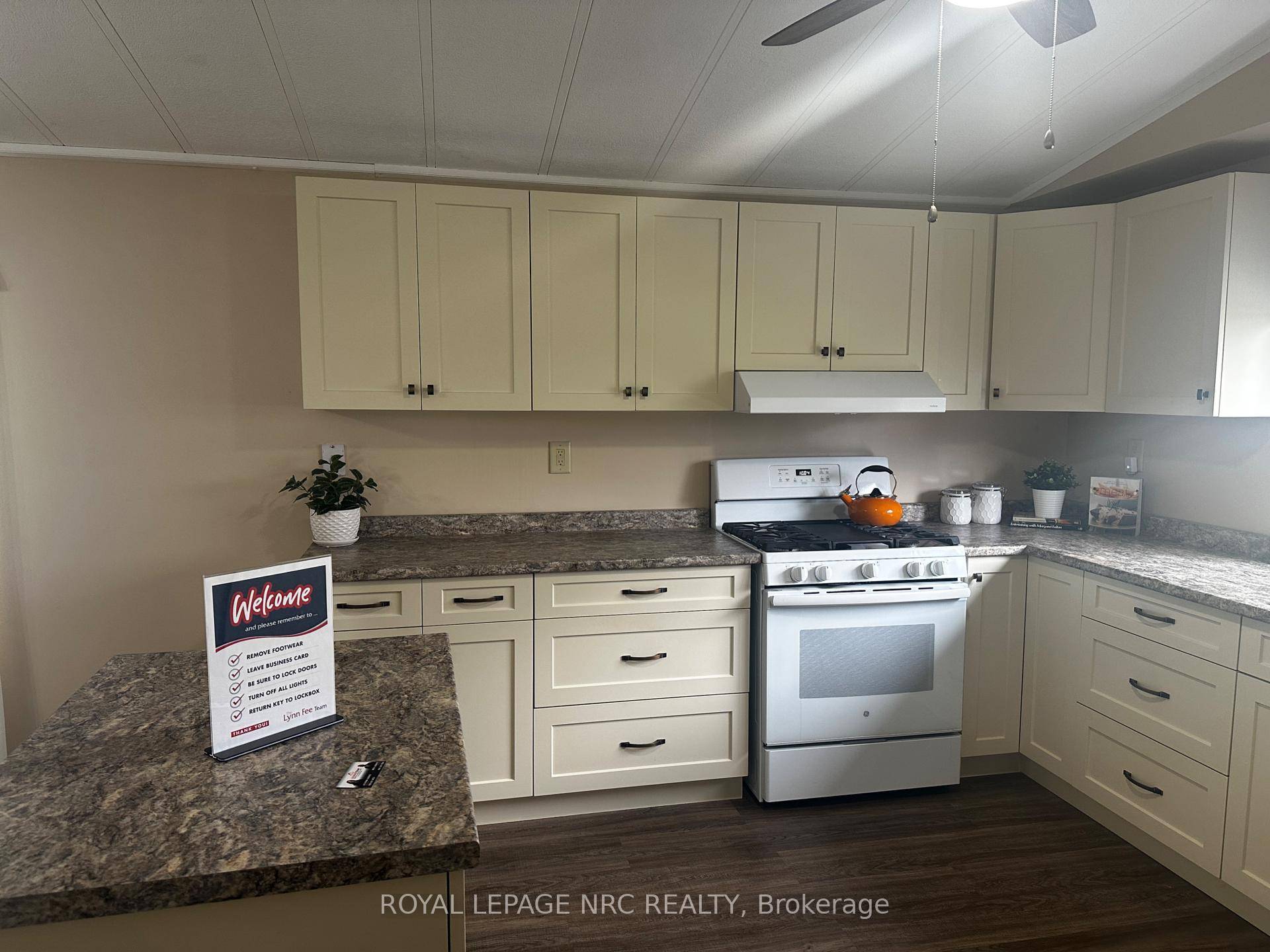 This stunning property boasts 3 bedrooms and 2.