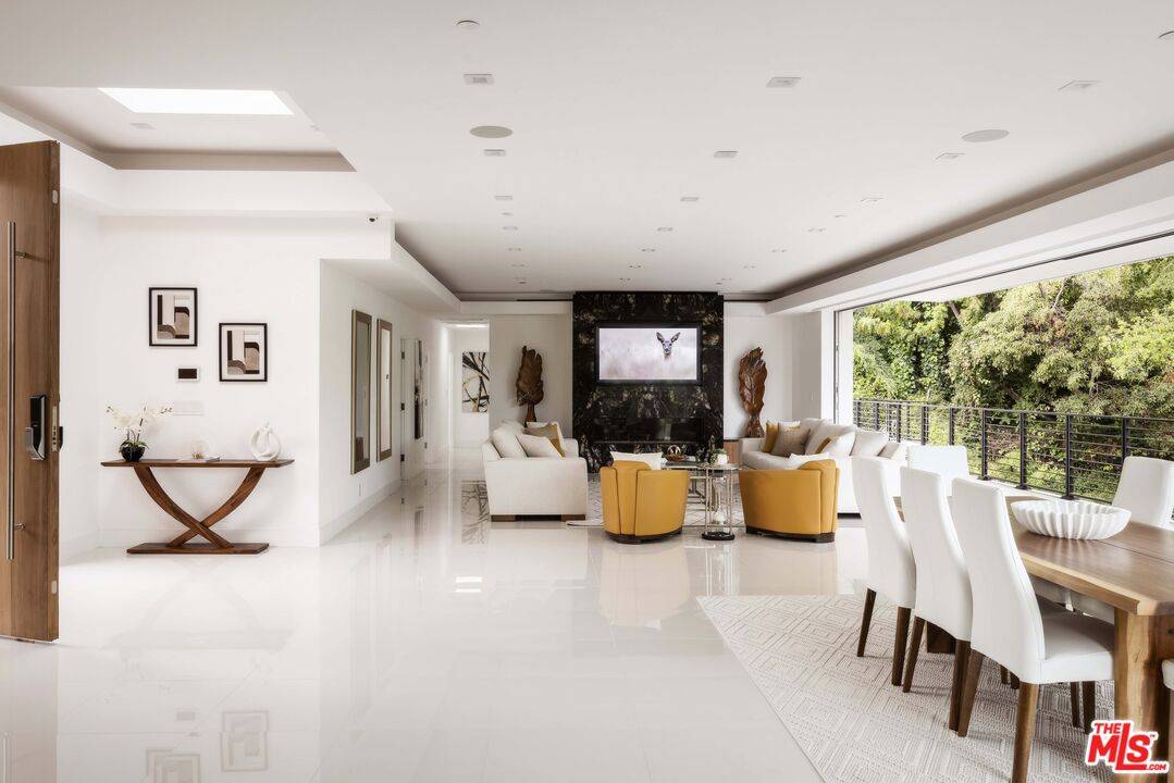 1124   Summit Dr 3BR Beverly Hills Post Office | B.H.P.O. La