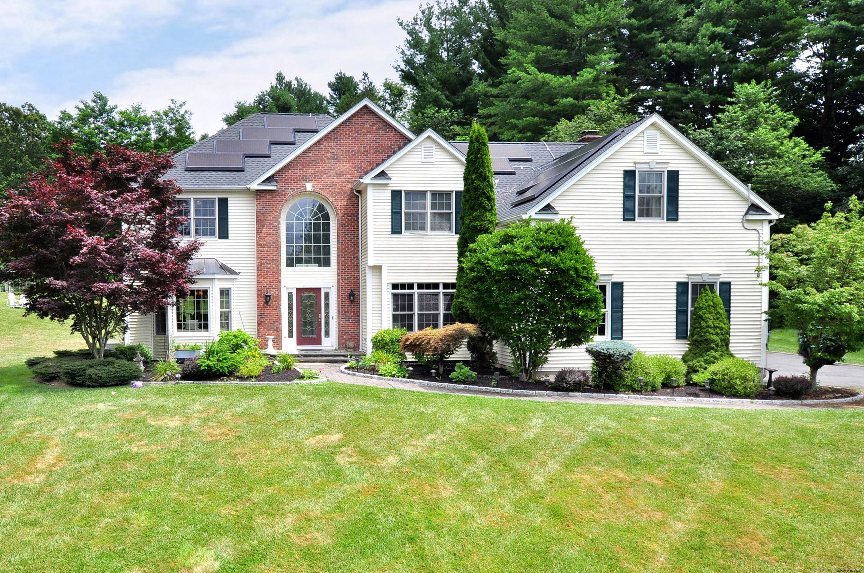 Welcome to your dream Colonial in South Cheshire !