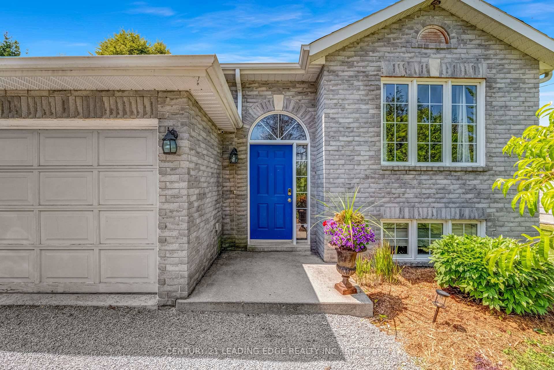 Don't miss this charming bungalow on an incredible lot in sought after York Region !