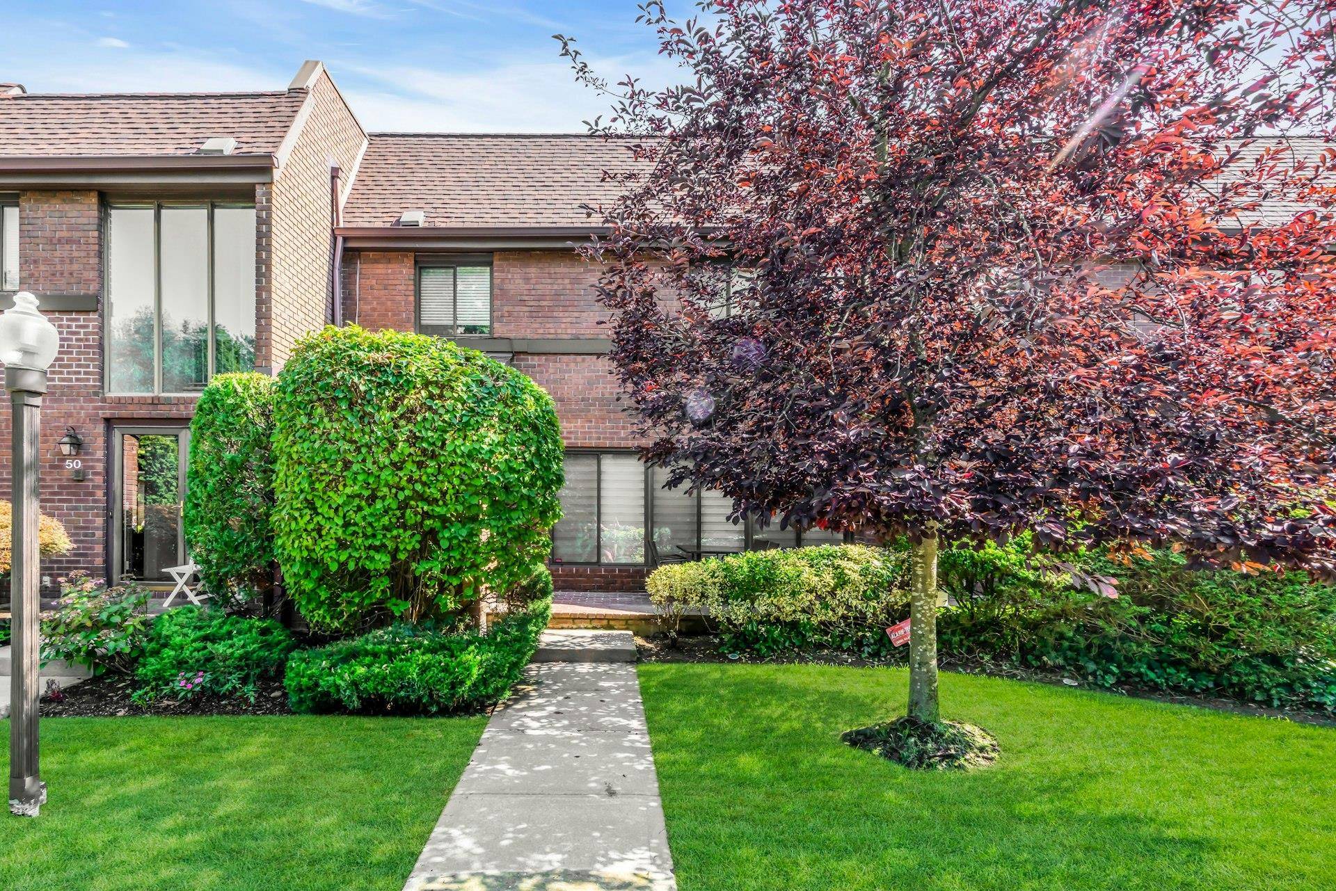 48 Chestnut Hill is a beautifully renovated Buttonwood model in the desirable development of Acorn Ponds is not to be missed.
