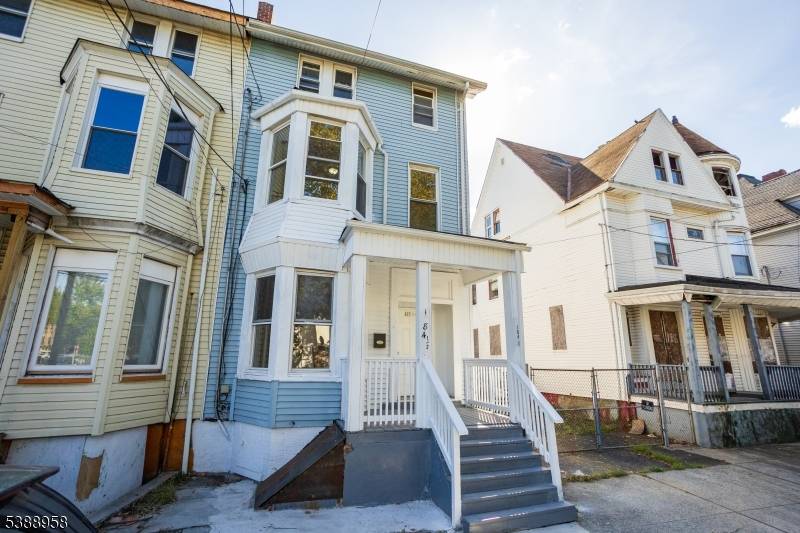 Wow, this home is so MUCH BIGGER than it looks !