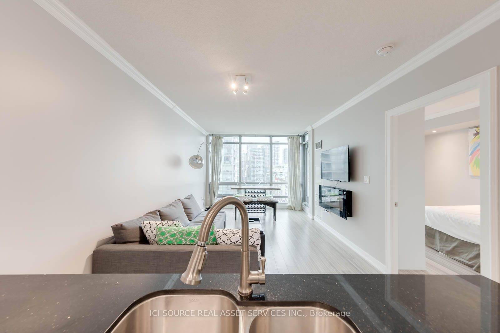 Welcome to Harbour View Estates III Luxury Living in the Heart of Downtown Toronto !