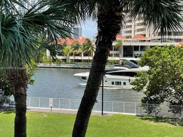 Intercoastal waterfront Living with special relaxing views !