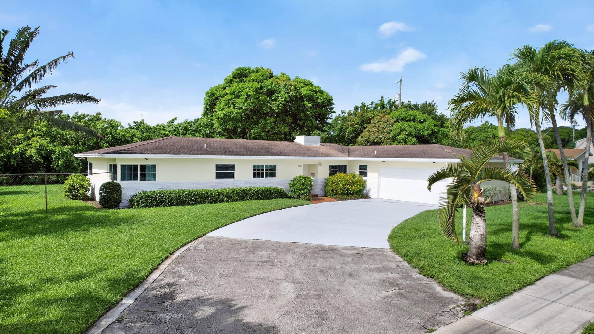 This charming 3 bedroom, 3 bathroom single family home is ideally located in the heart of Delray Beach, just steps away from the vibrant Atlantic Avenue with its array of ...