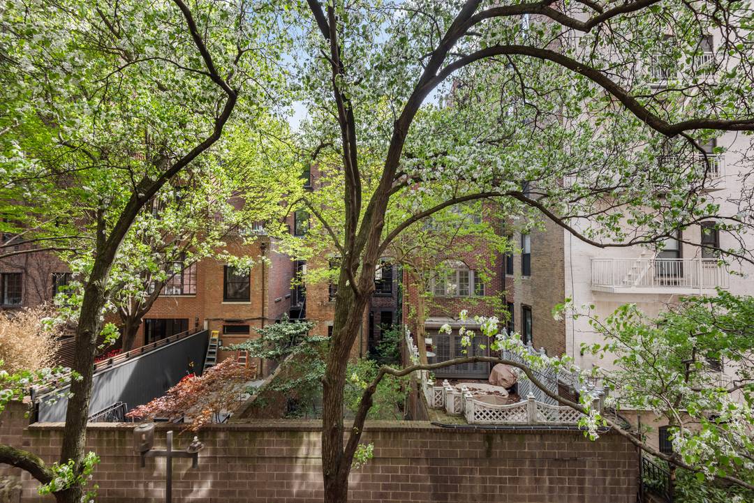 This spacious one bedroom home is in the heart of Carnegie Hill, offering charming views of classic brownstones and blossoming magnolia and pear trees.