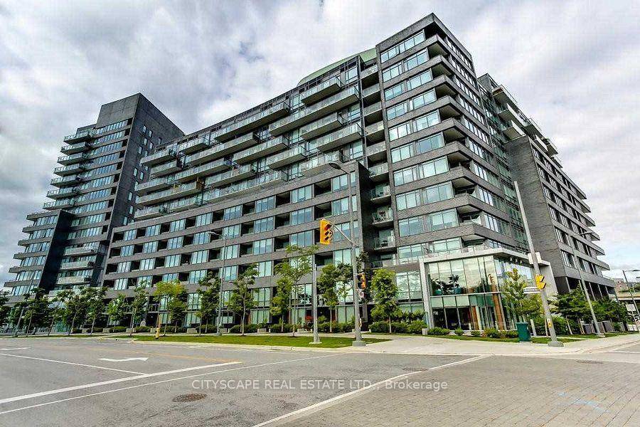 An executive suit located in the heart of Canary District !