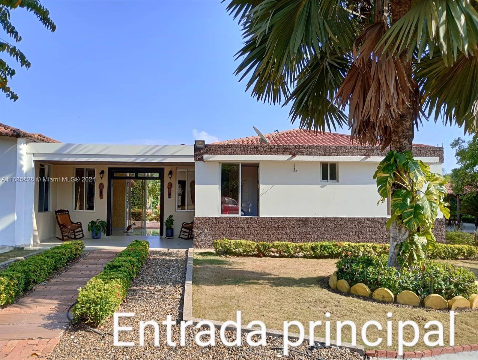 Introducing La Hacienda 17, located just 15 minutes from Cartagena and 35 minutes from the beautiful beaches of Baru, via the Mamonal road.