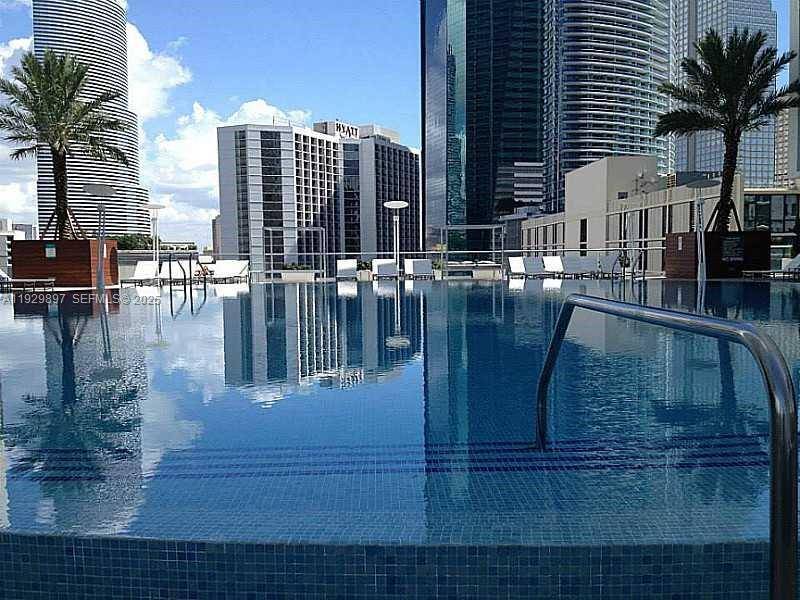 In the heart of Brickell, close to Brickell City Center, the center of the financial district, restaurants and much more.