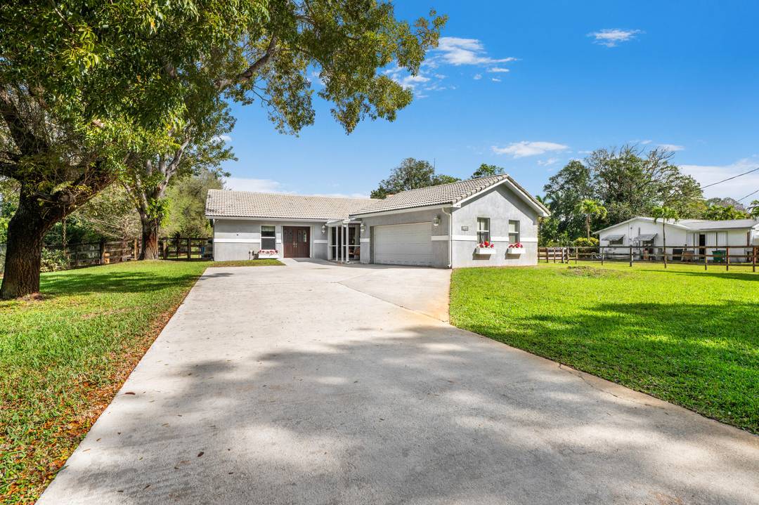 3 2. 5 split bedroom, one story house in the acreage in West Davie.