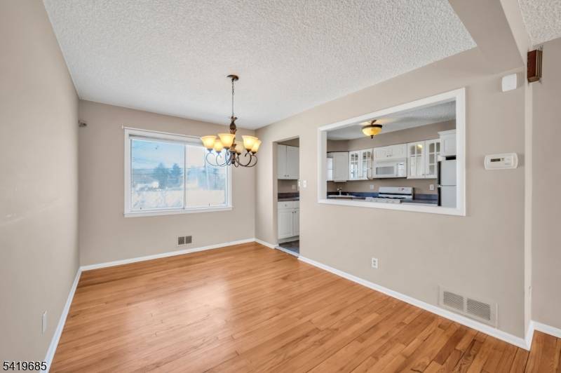 Welcome to Rutan Estates, one of Belleville's most sought after neighborhoods !