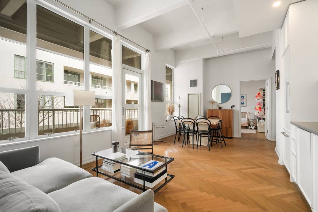 Built in 1915 as a Grocery Trade, then later converted into a Bourbon distillery, Austin Nichols House has been expertly preserved and converted into a beacon of contemporary loft living.