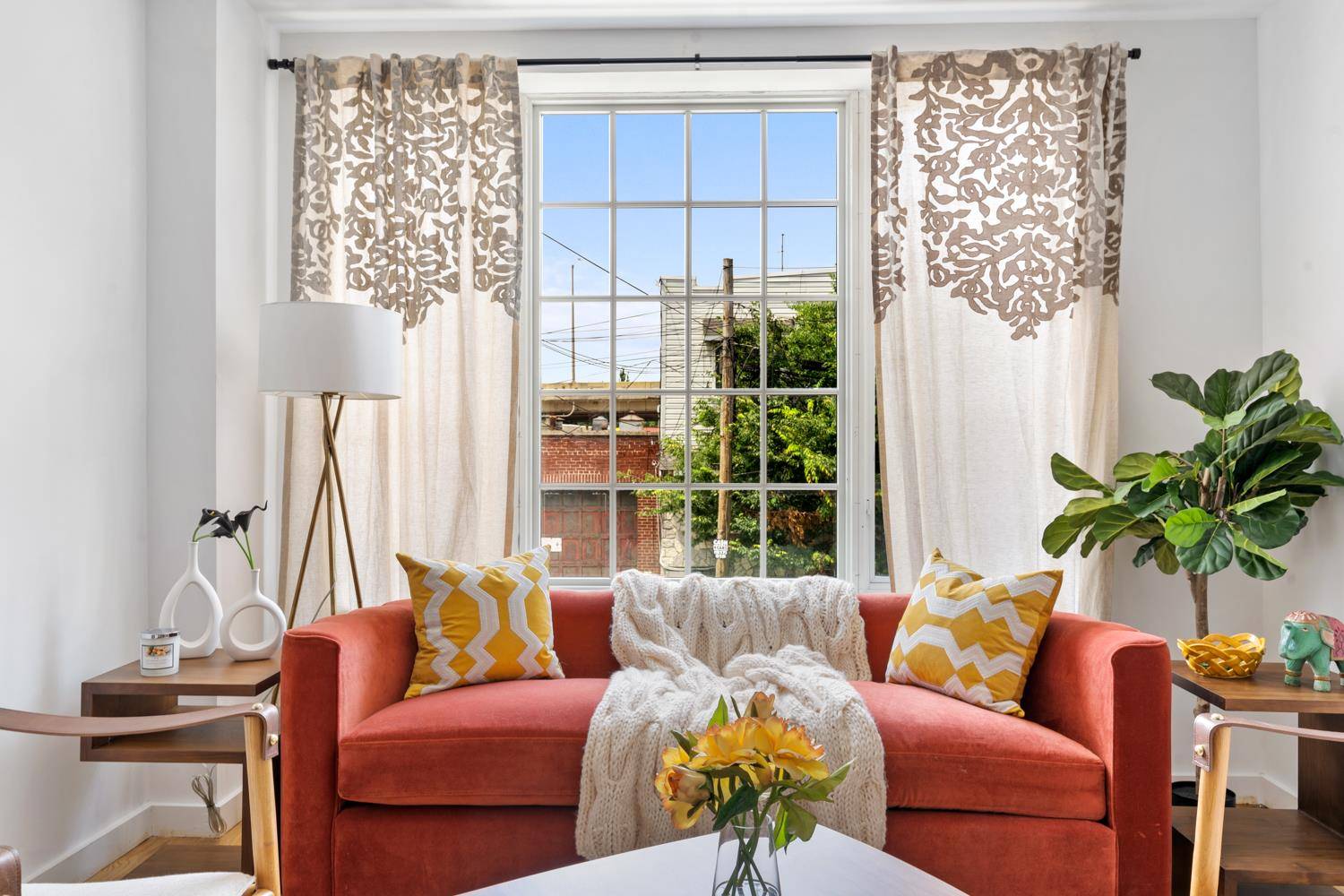 Welcome to 52 Herbert ! A boutique condominium perfectly positioned on the Williamsburg Greenpoint border, close to everything Williamsburg and Greenpoint have to offer while tranquilly abounds on this picturesque, ...